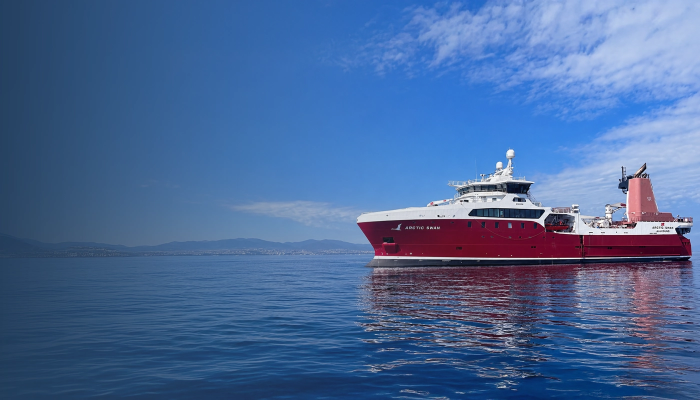 Denizde seyir halindeki kırmızı gövdeli Arctic Swan gemisi
